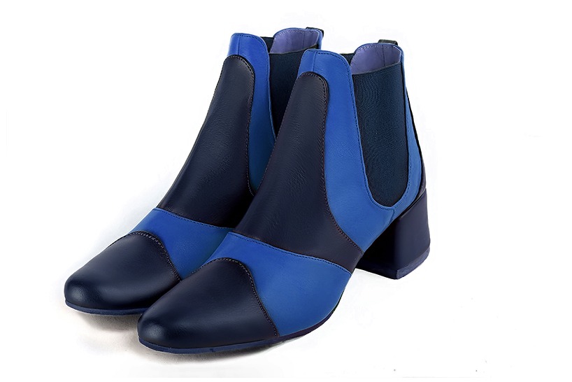 Bottines bicolores élégantes et raffinées avec des élastiques sur les côtés, coloris bleu marine. Bout rond. Mi-haut. Talon évasé. Personnalisation : Choix des cuirs, des couleurs et des talons. Cou-de-pied sur mesure. - Florence KOOIJMAN